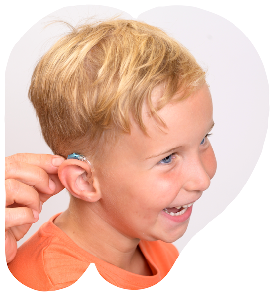 Hörgeräteversorgung für Kinder Kind mit Hörgeräten